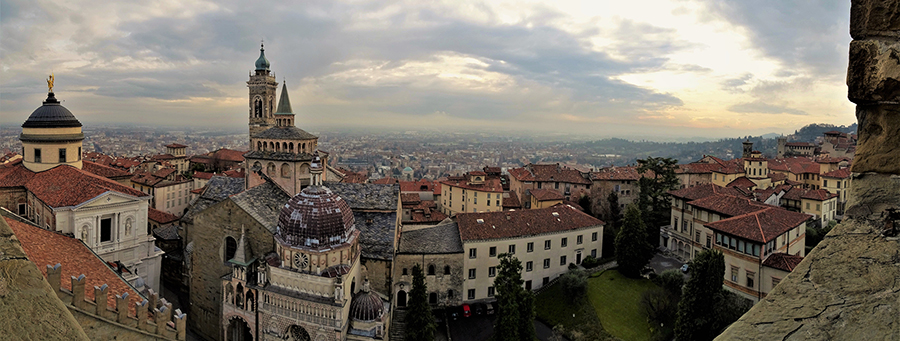 Dalla Torre Civica-Campanone vista su Città Alta di Bergamo con chiese, campanili, torri in primo piano